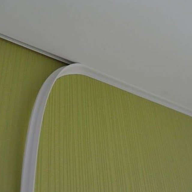 Белая вставка в натяжной потолок