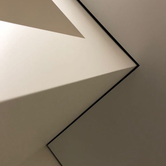 Серый натяжной потолок с теневым профилем