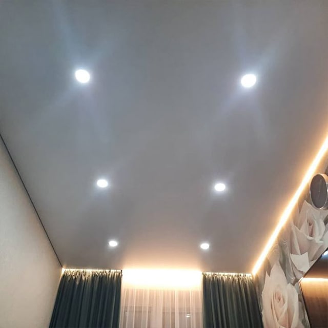 Точечное освещение на натяжном потолке