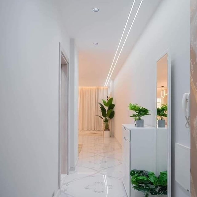 Световые линии толщиной 1,5см на белом матовом натяжном потолке