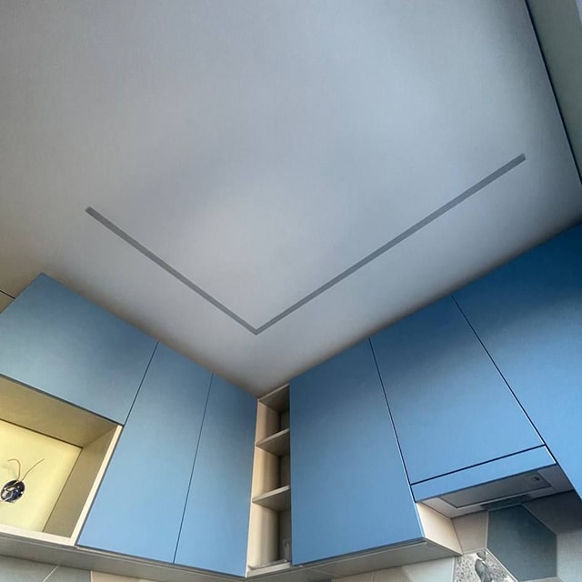 Теневой профиль, люстра и световые линии 3см на кухне