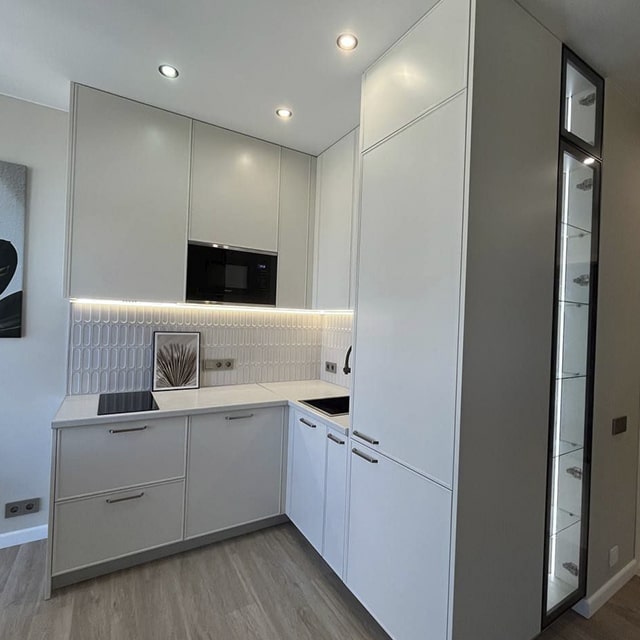 Белый натяжной потолок на кухне