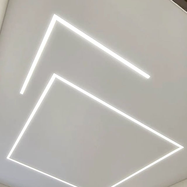 Световые линии в зале