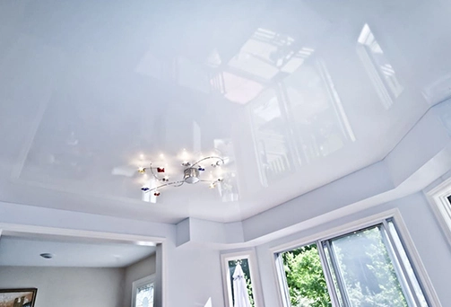 Глянцевый натяжной потолок